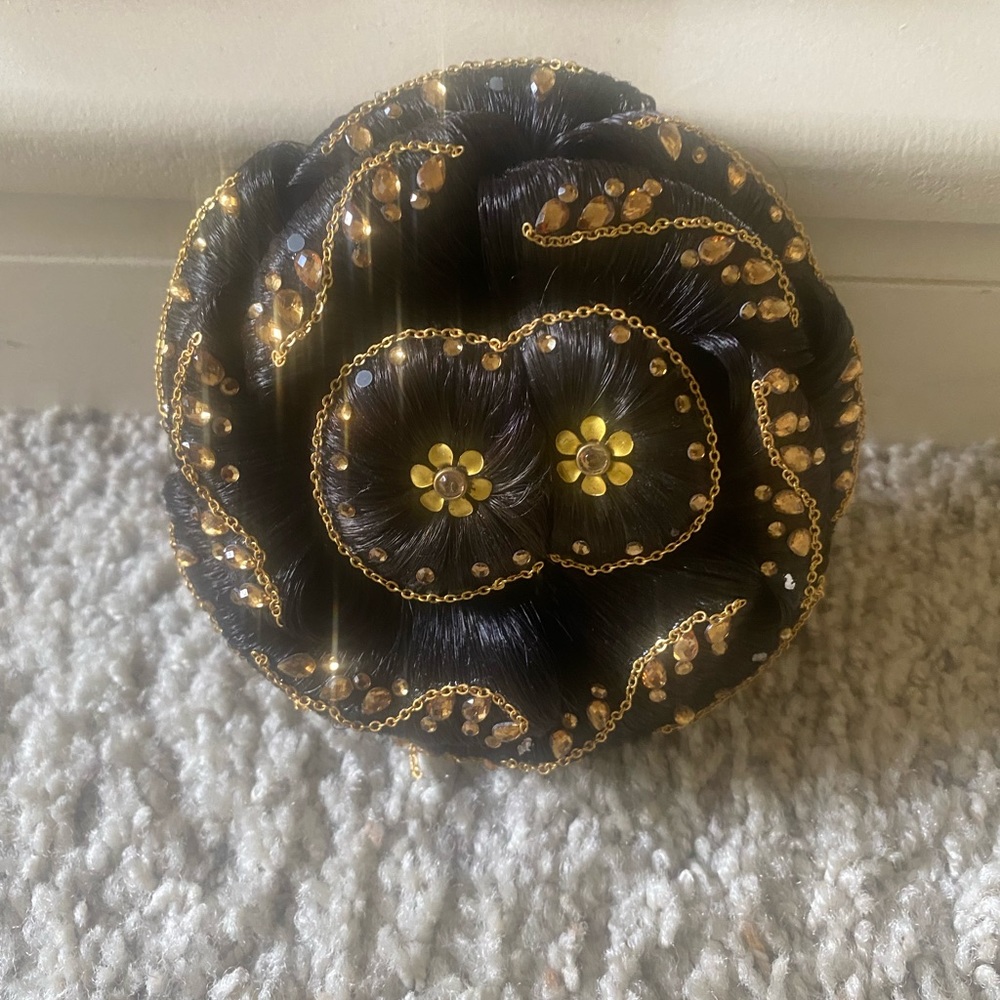 Hair bun and hair tie